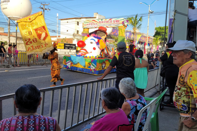 Carnaval Fortaleza 2024: foliões observa o desfile na Domingos Olímpio da arquibancada