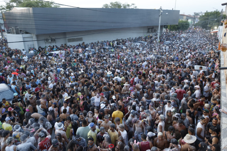 Penúltimo dia de folia agita Carnaval em Paracuru com direito ao famoso mela-mela 