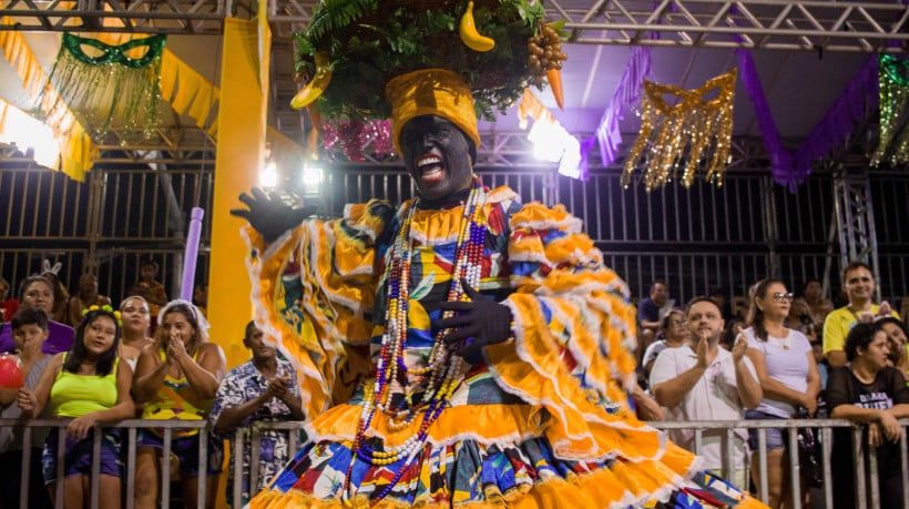 Maracatu na Domingos Olímpio, com vestimentas e maquiagens