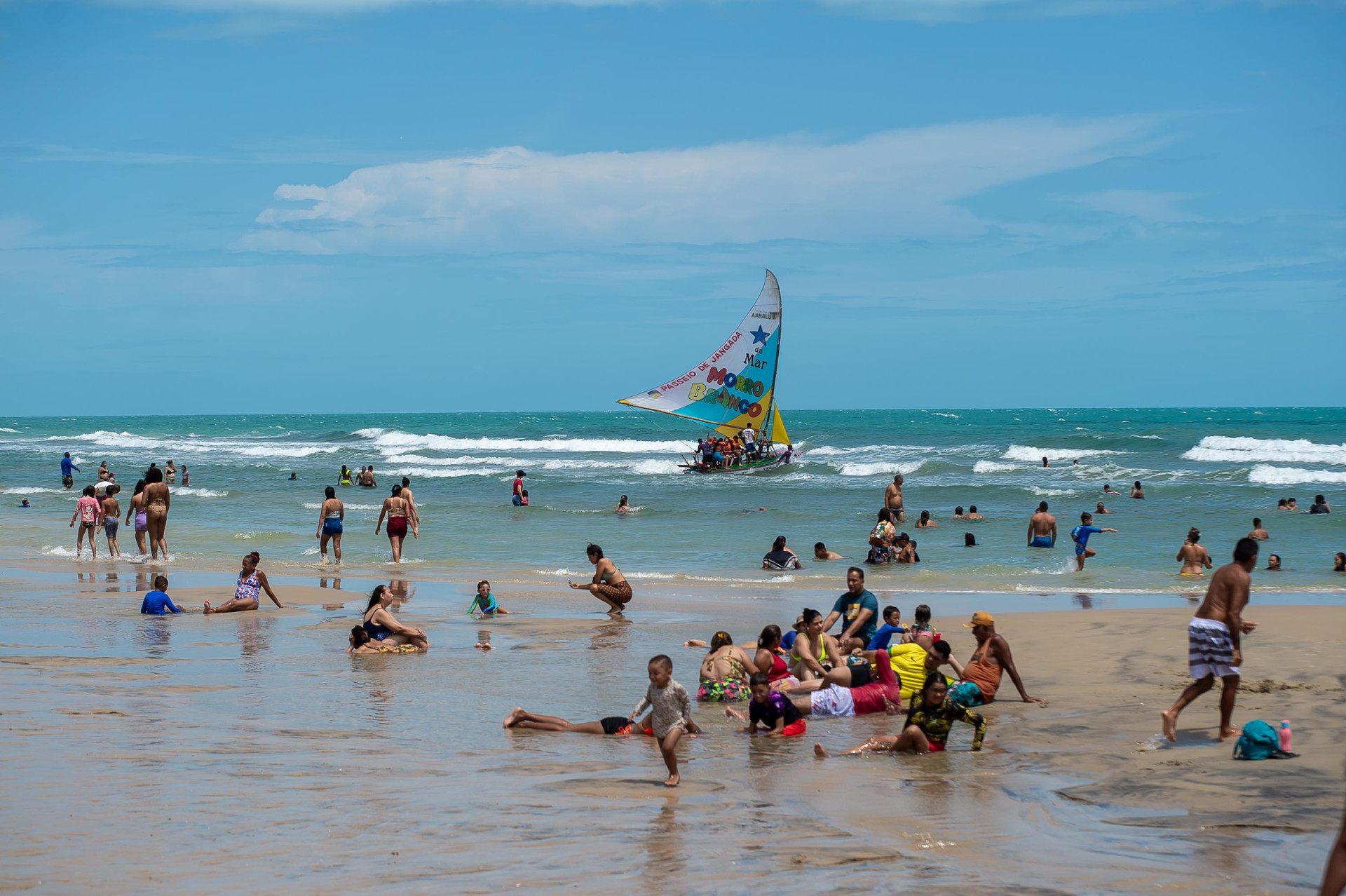 Banhistas na praia do Morro Branco, em Beberibe