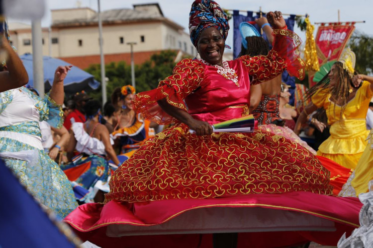 Bloco Rio Maracatu apresenta união de culturas pernambucana e carioca