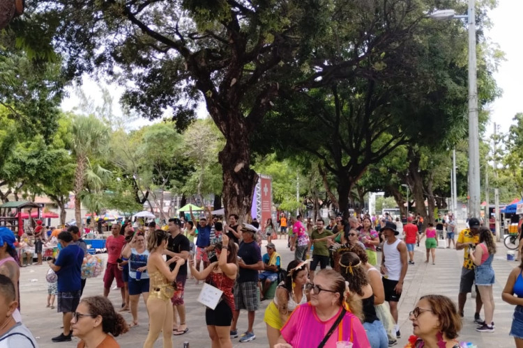 Foliões vão chegando devagar enquanto a banda Batuque de Mulher inicia as festividades da terça.