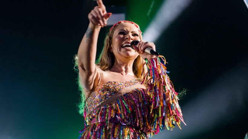 Solange Almeida realiza 'Sol de Verão - Ensaio da Dona' durante pré-Carnaval de Fortaleza (Foto: Samuel Setubal/O POVO)