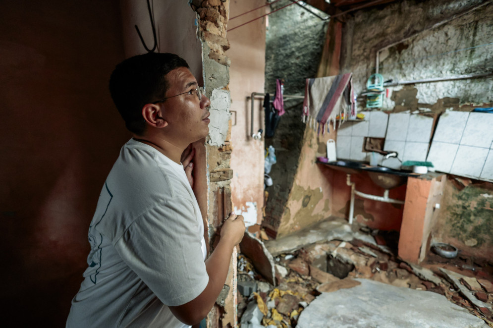 Casa interditada na favela do Inferninho, no bairro Vila Velha (Fortaleza), após enchente de canal durante chuvas intensas em fevereiro de 2024.(Foto: FCO FONTENELE)