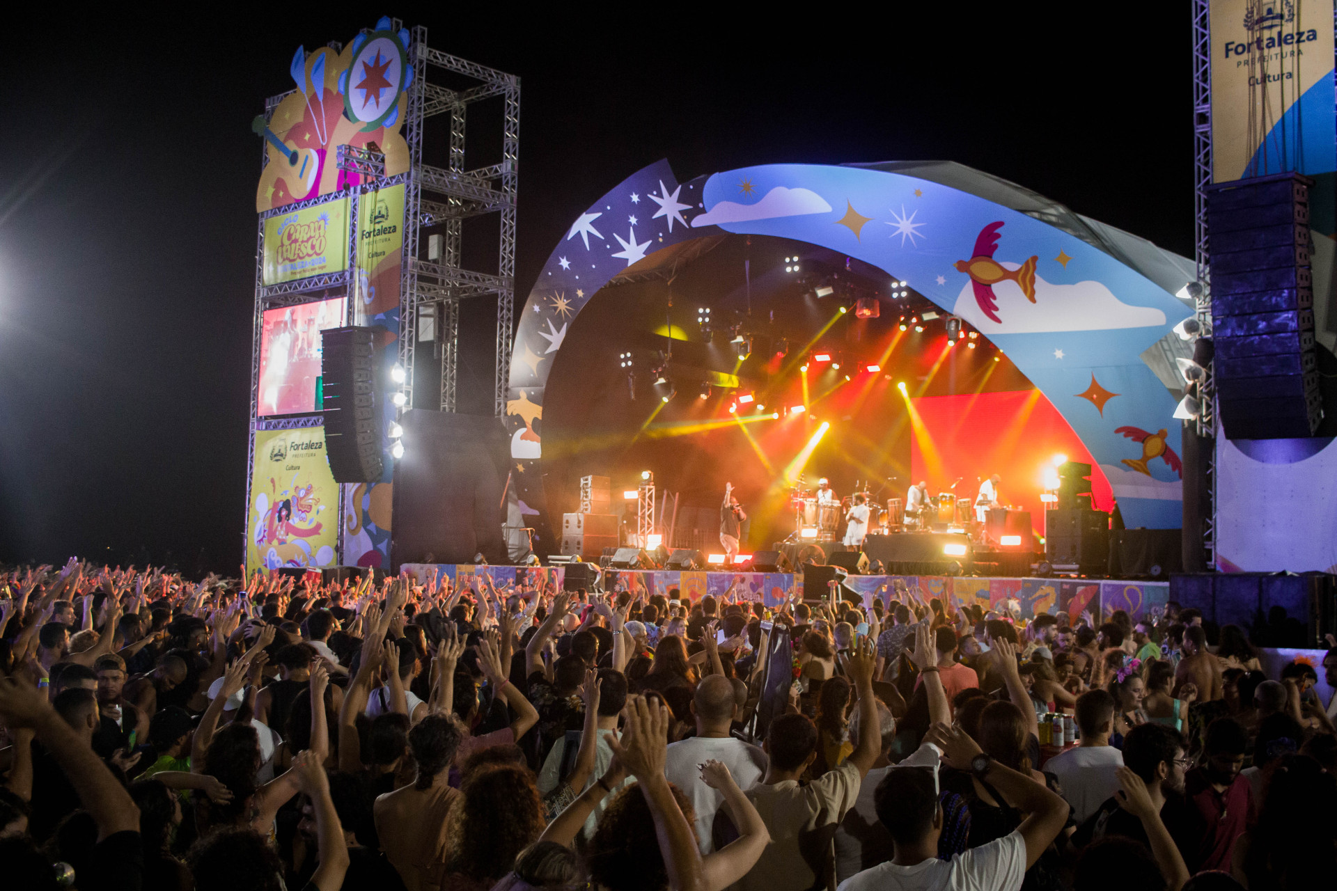 Imagem do Carnaval de Fortaleza 2024, no Aterro da Praia de Iracema (Foto: Samuel Setubal)