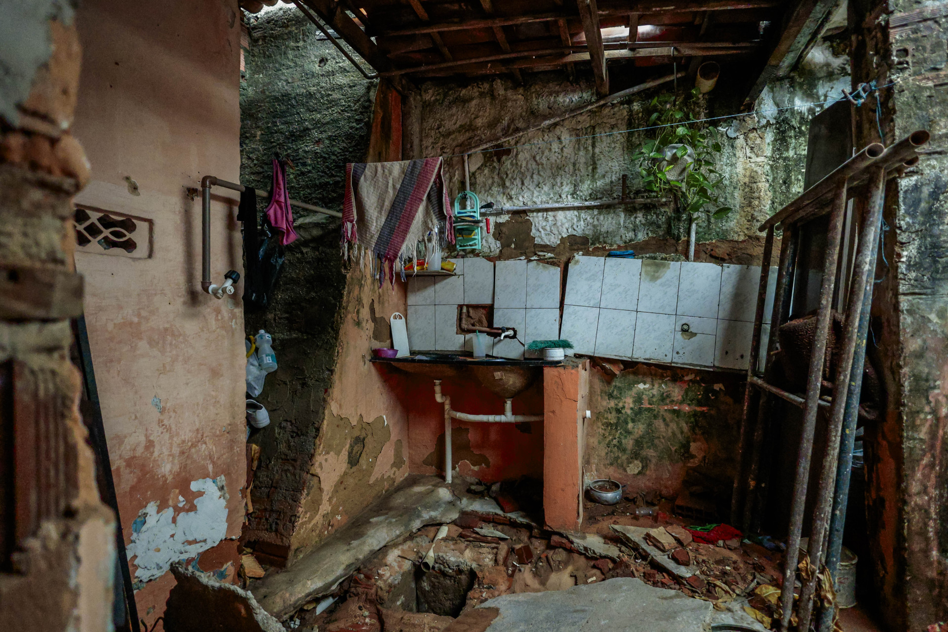 Fortaleza, CE, BR 13.02.24 - Rescaldo da enchente na Favela Beco Ceu no Bairro Vila Velha (Fco Fontenele/OPOVO) (Foto: FCO FONTENELE)