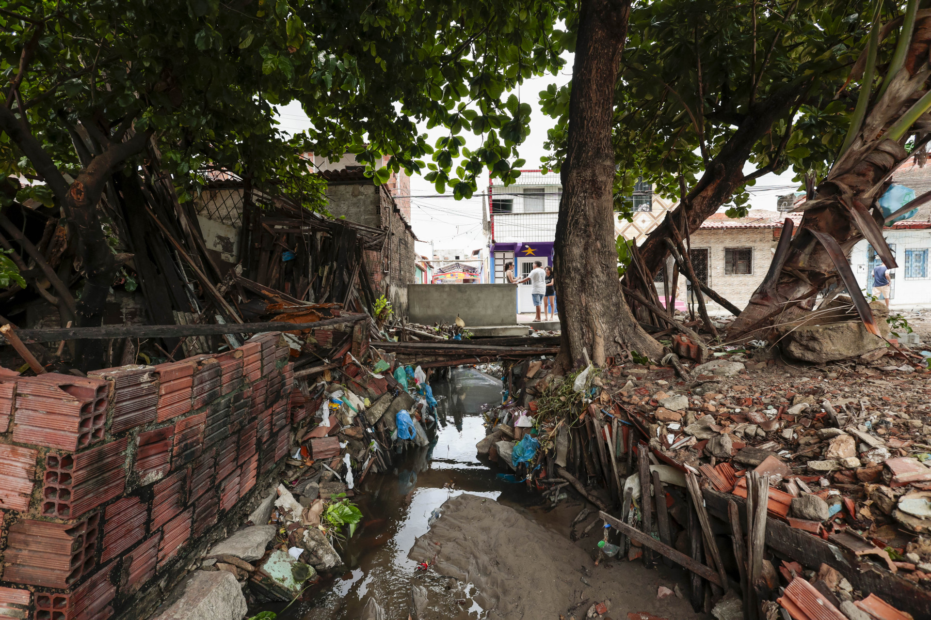 ￼NO CEARÁ, 60% dos moradores não têm acesso ao serviço de esgoto (Foto: FCO FONTENELE)