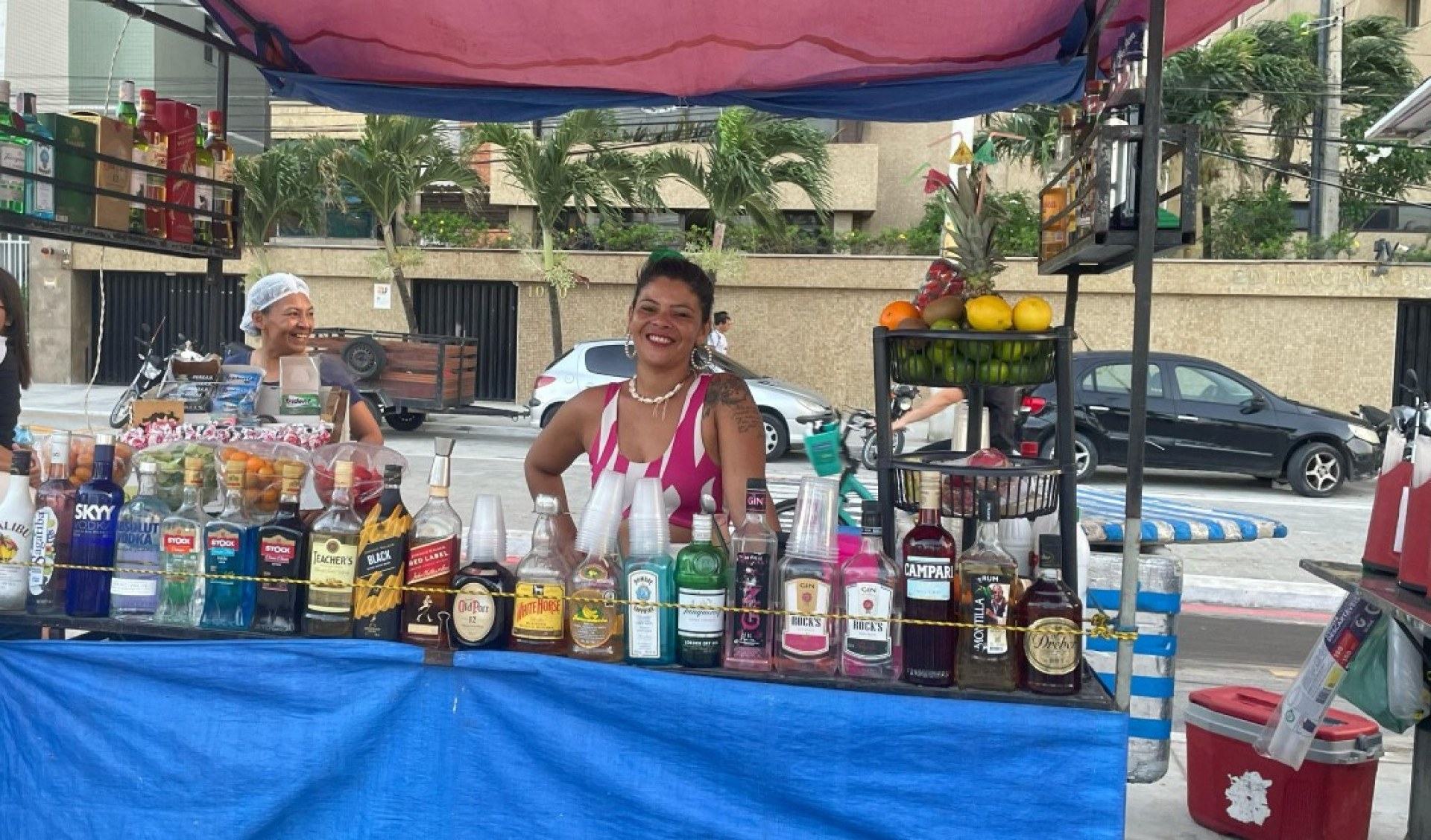 Gleiciane Lessa Bezerra compartilhou que este é seu segundo ano com permissão para trabalhar no Carnaval, mas é a primeira vez que participa do evento em Fortaleza (Foto: Claudyane Oliveira/ Prefeitura de Fortaleza)