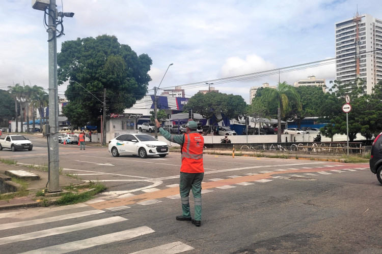 Alguns semáforos da avenida Eduardo Girão apresentaram falha na manhã desta sexta-feira, 16, e agentes da AMC organizam o fluxo de trânsito no local 