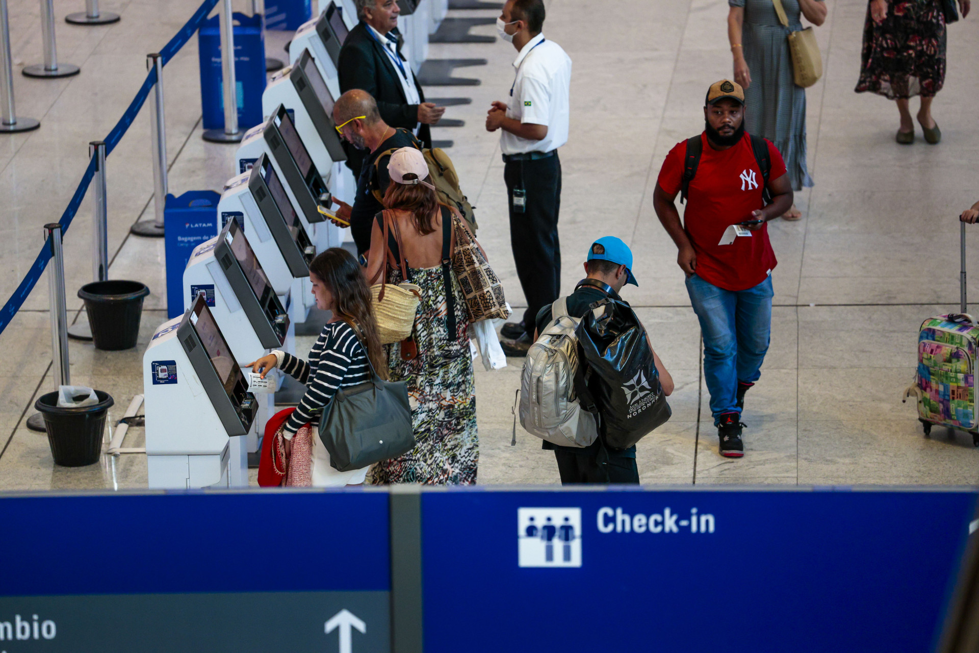 ￼PREÇO das passagens aéreas foi o que mais influenciou a alta da inflação (Foto: FCO FONTENELE)