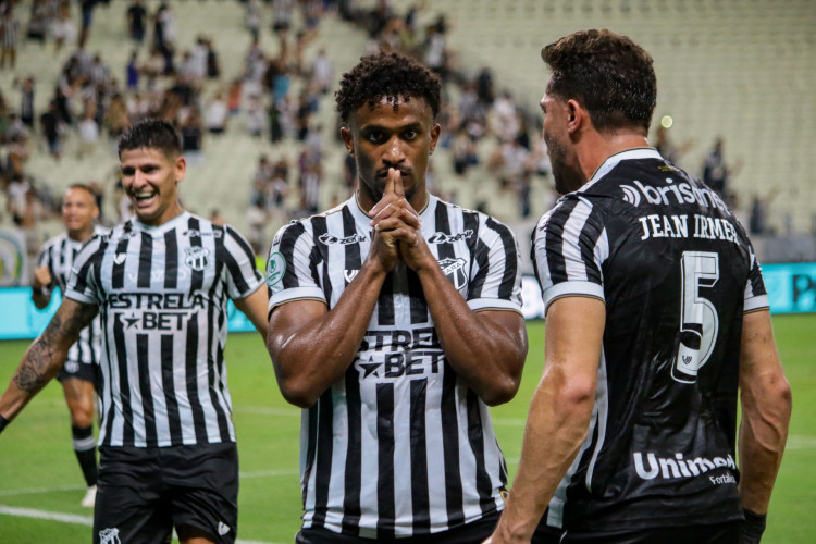 Saulo Mineiro celebra gol de empate no primeiro Clássico-Rei de 2024