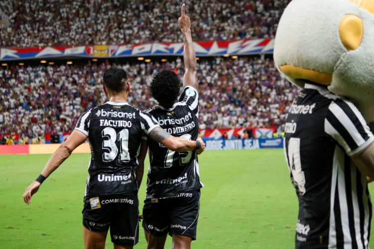 FORTALEZA, CEARÁ, BRASIL, 17-02-2024: Gol de Saulo mineiro no Clássico Rei Fortaleza x Ceará pelo Campeonato Cearense no Castelão.. (Foto: Samuel Setubal)