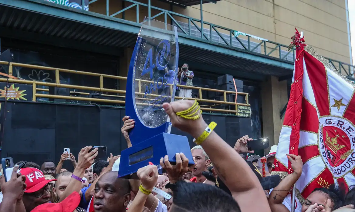 No Rio, desfile das campeãs começa com show inédito