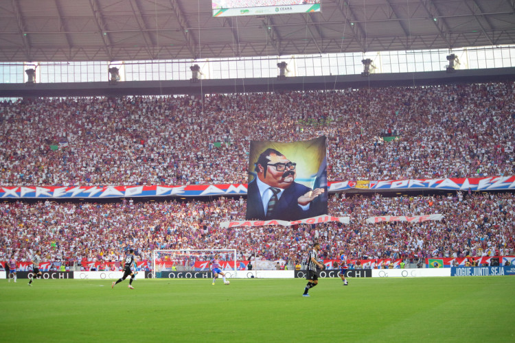 Torcida do Fortaleza usa mosaico do Seu Barriga para provocar o Ceará