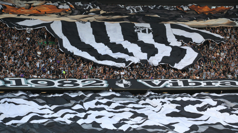 Torcida do Ceará exibiu bandeirão de camisa do clube