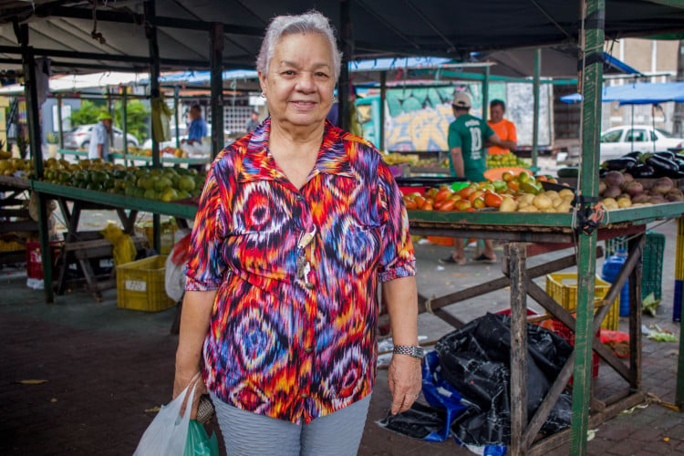 A aposentada Heraclides Lima: 40 anos comprando carne na feira(Foto: Samuel Setubal)