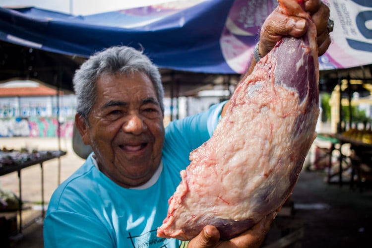 Último cortador de carnes da feira da Gentilândia, seu Ribamar Max vende no local desde a década de 1970(Foto: Samuel Setubal)