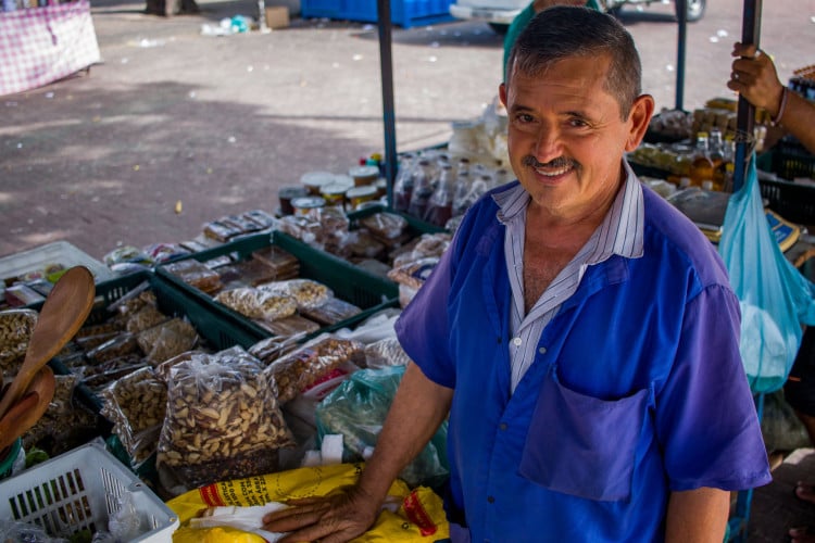 Natural de Santana do Acaraú, seu Raimundo Nonato vende uma infinidade de produtos, de lambedouros a queijos e raízes(Foto: Samuel Setubal)