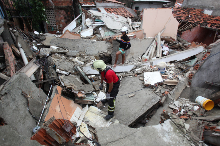 FORTALEZA, CEARÁ, BRASIL,19.02.2024: Desabamento de residências no Mucuripe devido a forte chuva.
