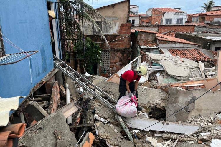 Defesa Civil de Fortaleza realiza a interdição de outras residências que também foram afetadas pelo desabamento registrado na manhã desta segunda-feira, 19, em Fortaleza