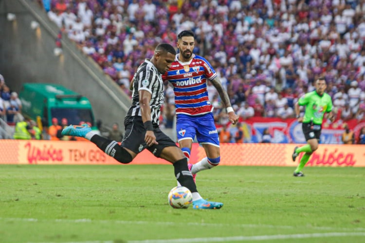 Zagueiro Matheus Felipe e atacante Lucero disputam lance no Clássico-Rei Fortaleza x Ceará, no Castelão, pelo Campeonato Cearense 2024