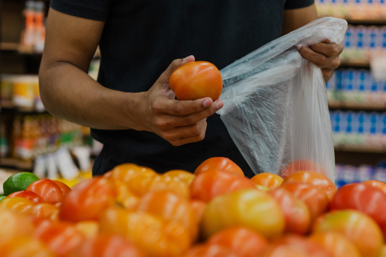 Tomate é um dos itens da cesta básica que ficaram mais baratos