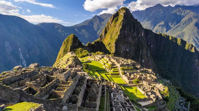 Machu Picchu é uma grande cidade de pedra encravada que atrai os turistas por seus mistérios arqueológicos (Imagem: 3bnarboy | Shutterstock)