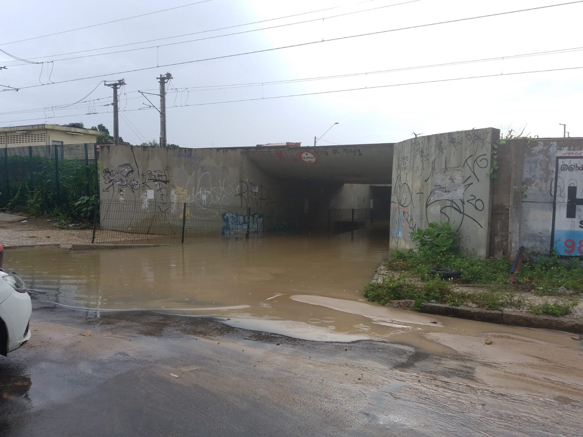 Túnel enfrenta problemas com alagamentos desde o início do mês (Foto: Leitor/Via Aplicativo de Mensagens)