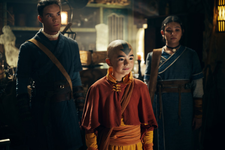 Aang (Gordon Cormier), Sokka (Ian Ousley) e Katara (Kiawntiio) se juntam em uma aventura para restaurar a paz entre as nações em 