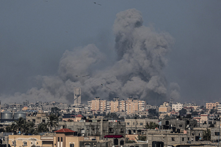 Nuvens de fumaça após o bombardeio israelense contra Khan Yunis, Rafah, no sul da Faixa de Gaza, em 20 de fevereiro de 2024, em meio a contínuas batalhas entre Israel e o grupo militante palestino Hamas