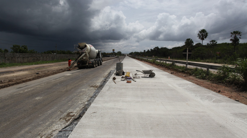 PECÉM, CEARÁ, BRASIL,20.02.2024: Obra de duplicaçaõ da BR-222. Federalização das estradas cearenses.  CE-155 na ligação com a BR-222