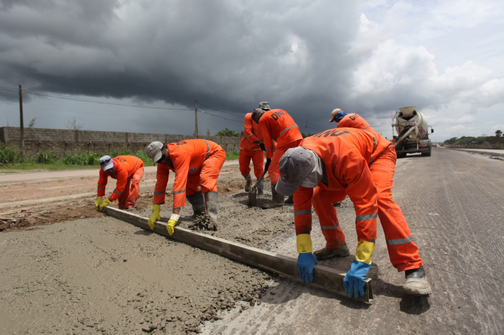 Obra de duplicação da BR-222, no Ceará, próximo à rotatória de acesso à CE-155(Foto: FÁBIO LIMA)