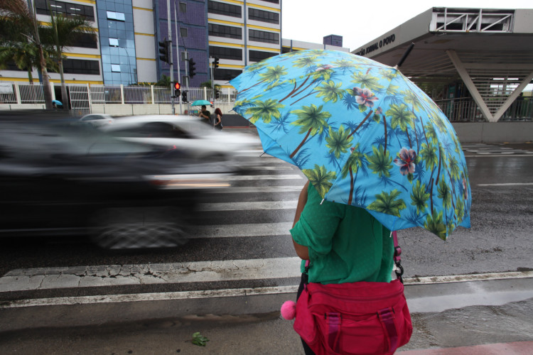 Chuva em Fortaleza na manhã desta quarta-feira, 21