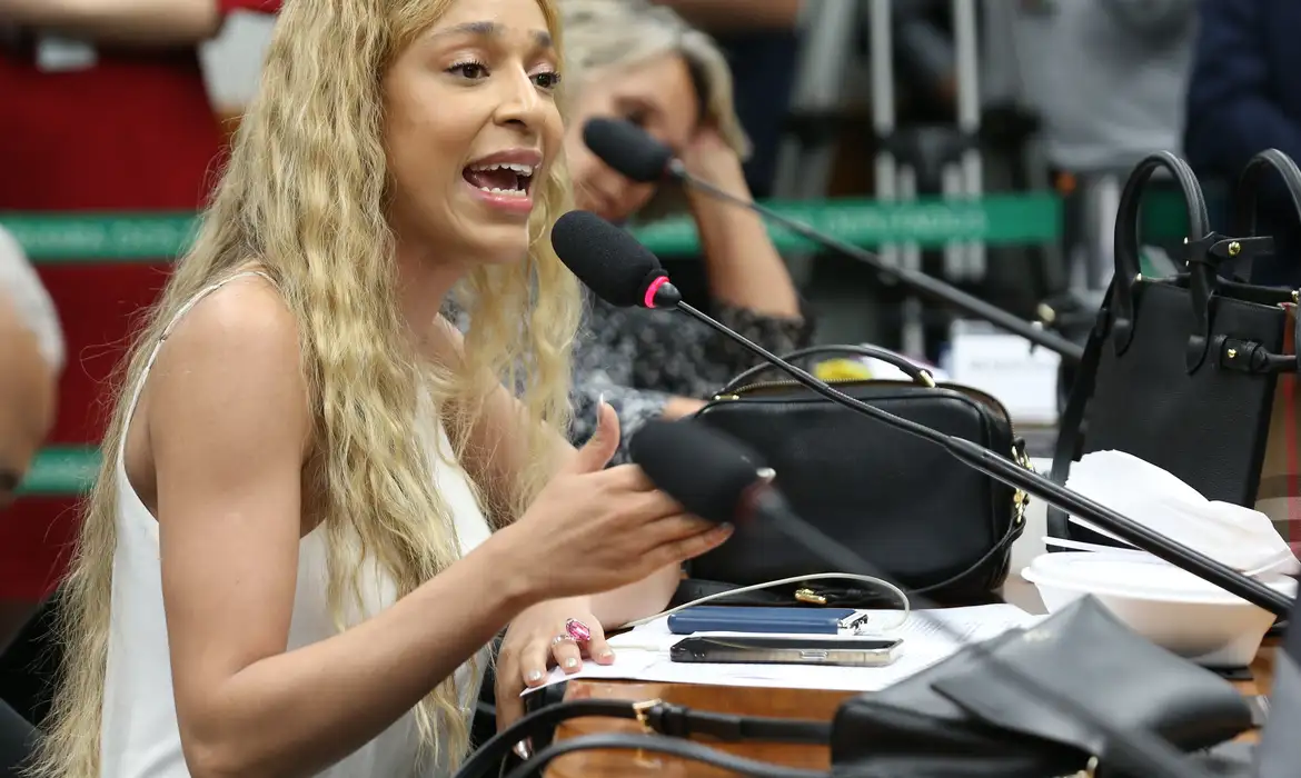 Erika Hilton é primeira deputada trans a liderar bancada no Congresso