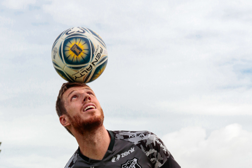 Aylon vive bom momento com a camisa do Vovô (Foto: Yuri Allen/Especial para O Povo)