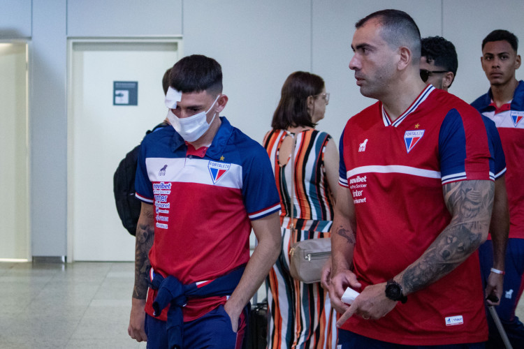 FORTALEZA, CEARÁ, BRASIL, 22-02-2024: Delegação do Fortaleza chega ao aeroporto logo apos um atentado depois do jogo contra o Sport em Recife dentro do onibus. (Foto: Samuel Setubal/ O Povo)