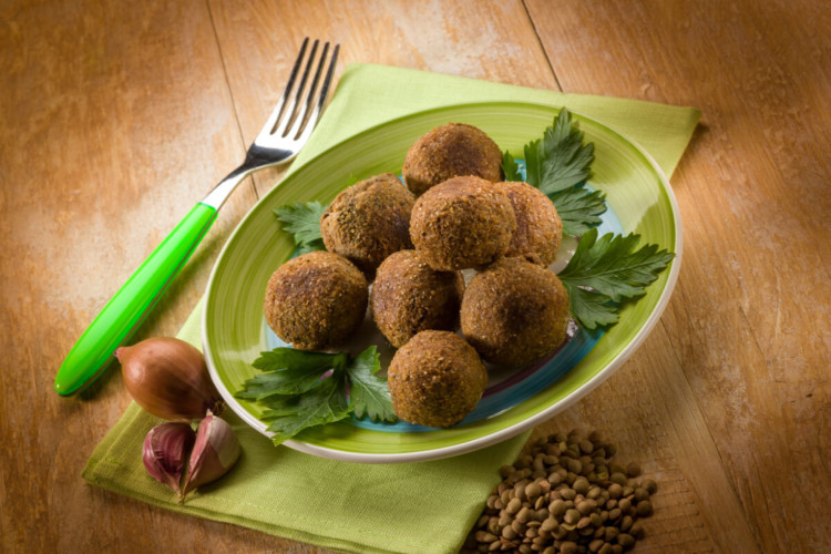 Bolinho de lentilha (Imagem: marco mayer | Shutterstock)