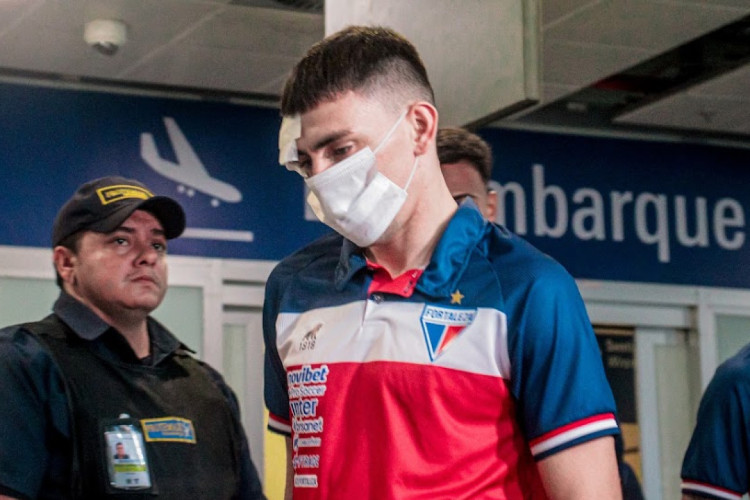 Lateral do Fortaleza, Gonzalo Escobar foi um dos atingidos em ataque contra ônibus do time em Recife