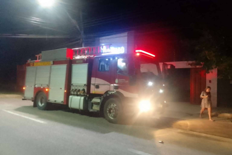 Bombeiros apontam que incêndio provavelmente foi causado por um curto-circuito em um dos ventiladores da residência. Dona do imóvel teve apenas perdas materiais