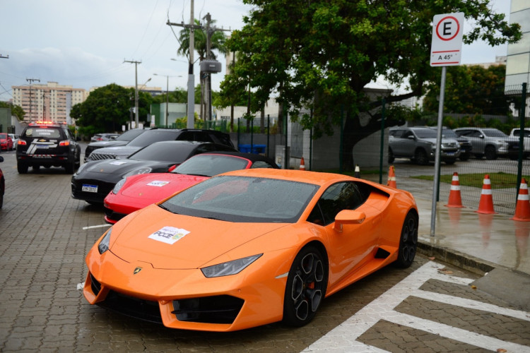 Carros de luxo apreendidos na operação Restauração, da Polícia Civil do Ceará