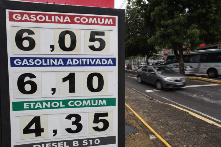 ￼Posto Petro, na avenida Barão de Studart com Júlio Ventura