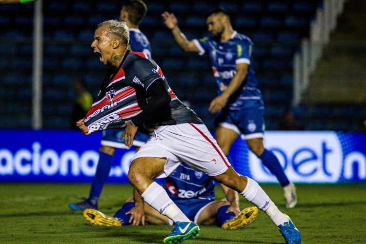 Atacante Marcelinho comemora gol no jogo Ferroviário x Iguatu, no PV, pelo Campeonato Cearense 2024