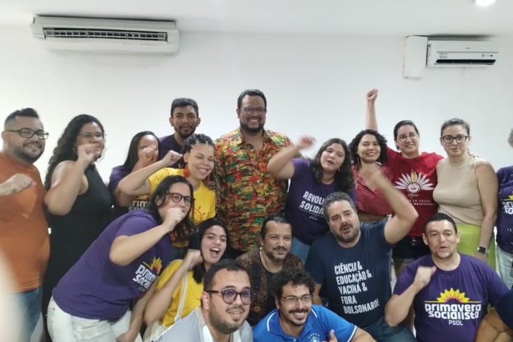 Psol definiu o nome de Tecio Nunes (em pé, ao centro, usando óculos e camisa estampada) como pré-candidato a prefeito de Fortaleza nas eleições de 2024