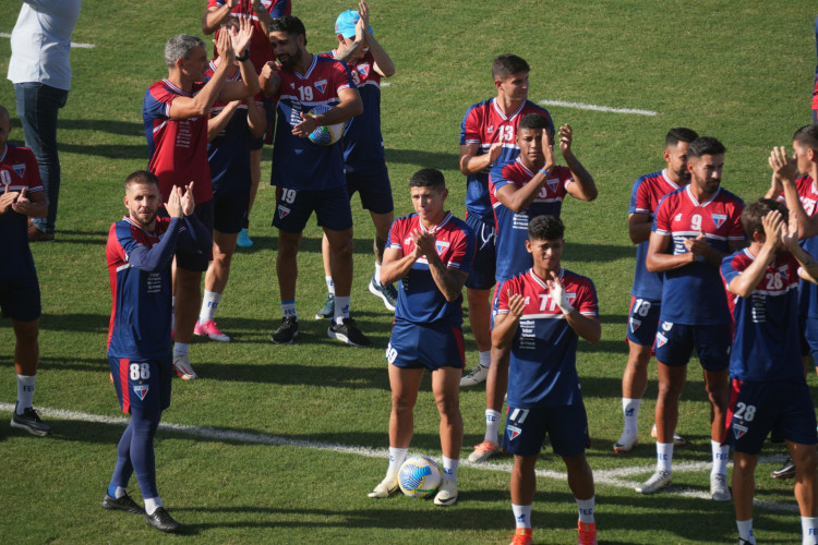 Elenco do Fortaleza aplaudiu torcedores presentes em treino aberto no Centro de Excelência Alcides Santos, no Pici