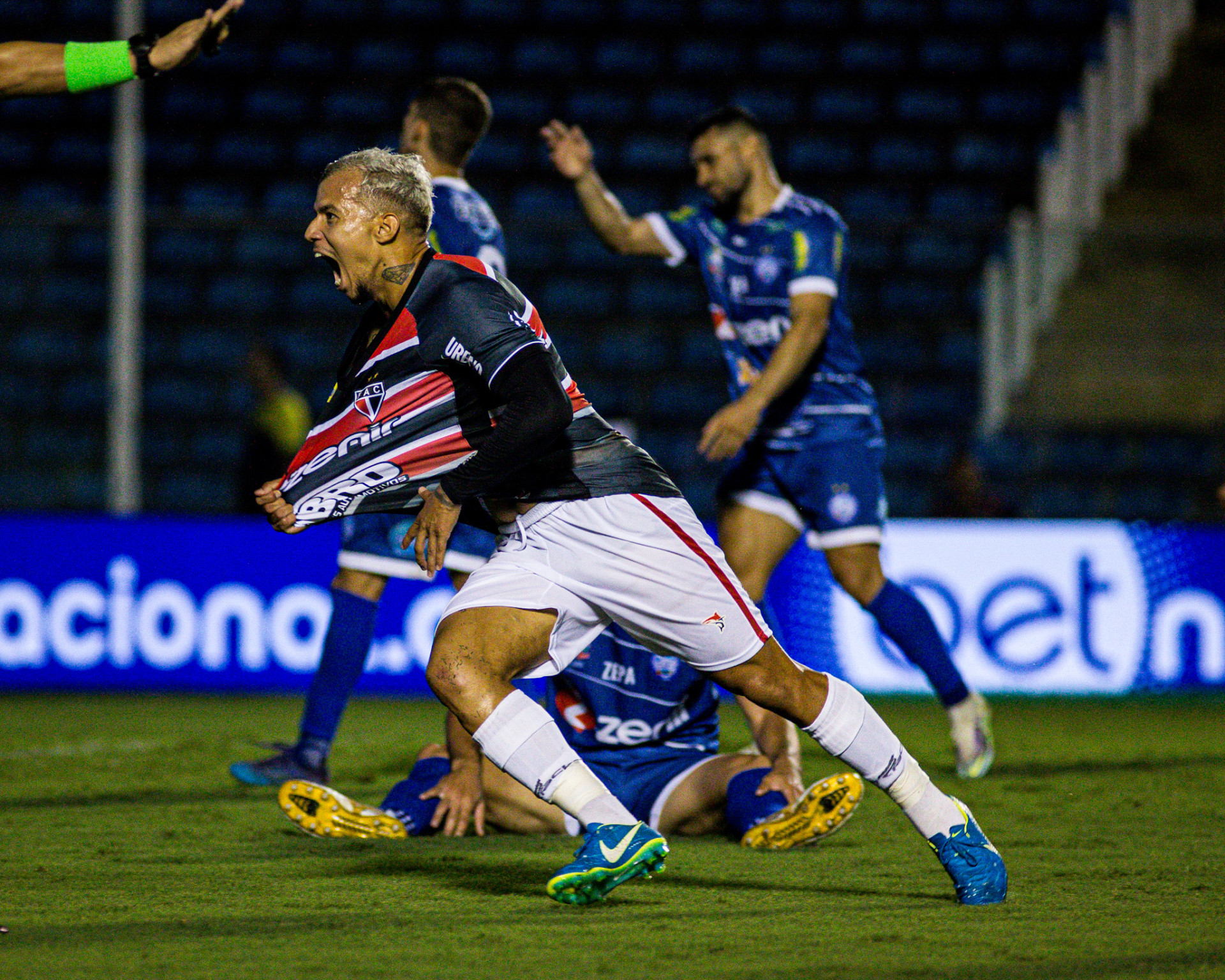 Atacante Marcelinho comemora gol no jogo Ferroviário x Iguatu, no PV, pelo Campeonato Cearense 2024 (Foto: Lenilson Santos/Ferroviário)