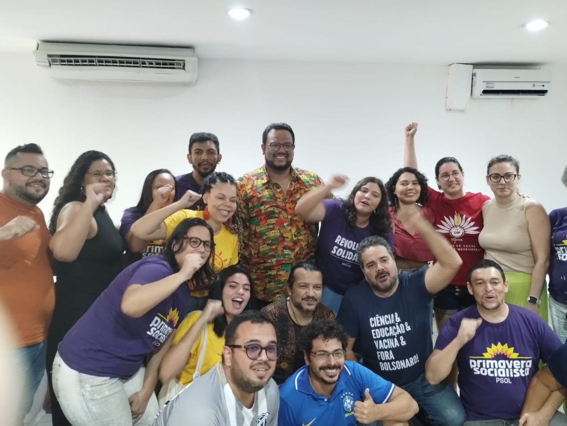 Psol definiu o nome de Tecio Nunes (em pé, ao centro, usando óculos e camisa estampada) como pré-candidato a prefeito de Fortaleza nas eleições de 2024 (Foto: Vitor Magalhães / O POVO)