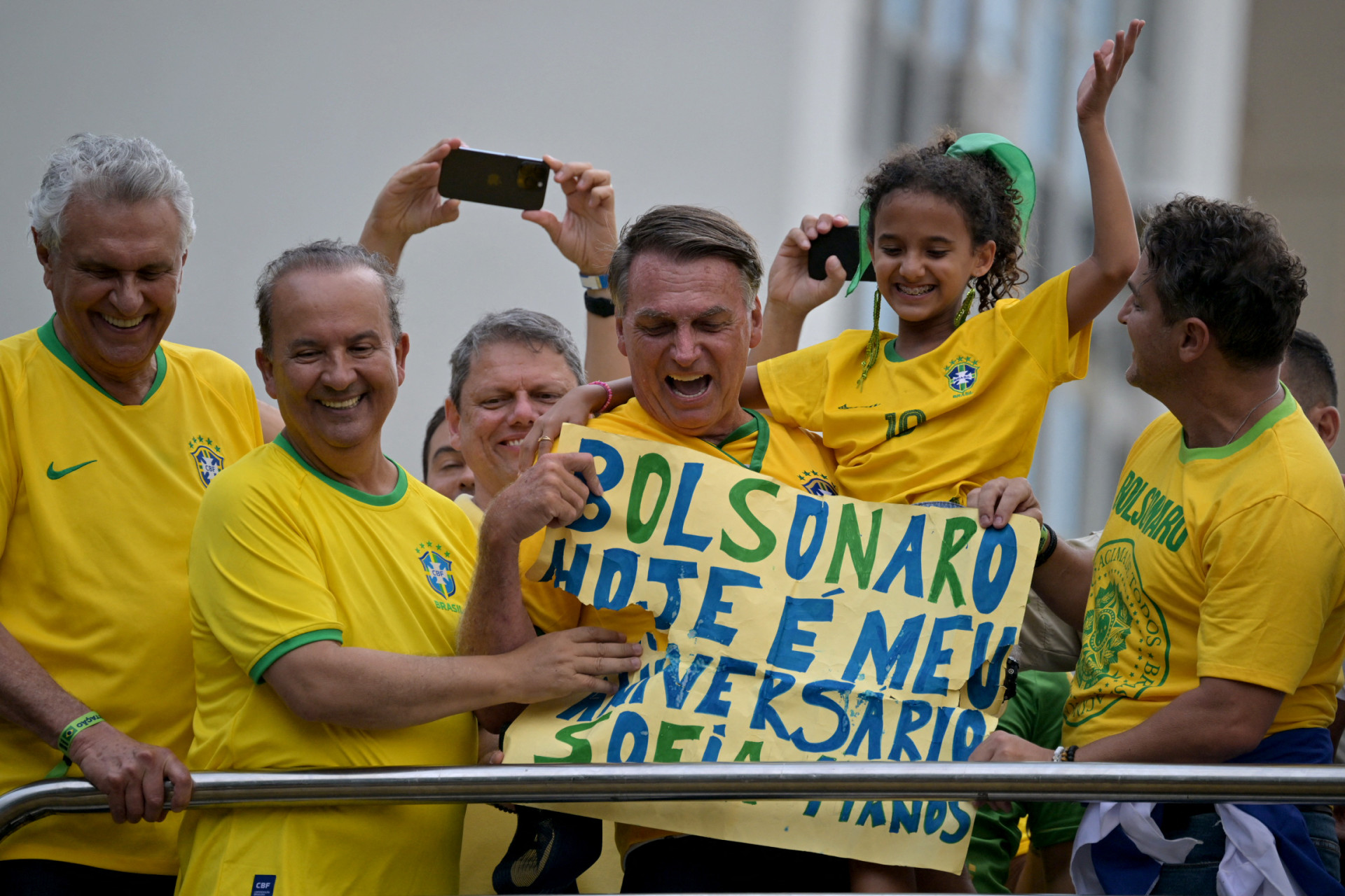 ￼BOLSONARO com apoiadores em ato em São Paulo (Foto: NELSON ALMEIDA / AFP)