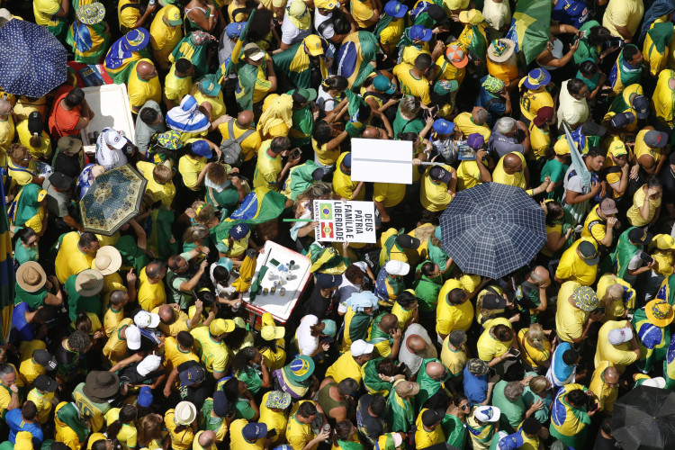 Vista aérea mostrando apoiadores do ex-presidente brasileiro Jair Bolsonaro, em ato na avenida Paulista, na tarde deste domingo, 25