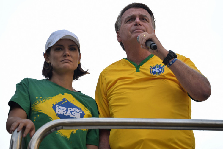 Jair Bolsonaro ao lado da ex-primeira-dama Michelle