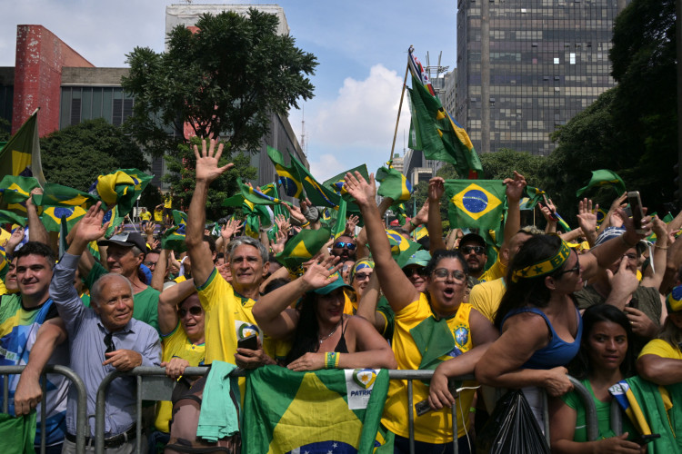 Bolsonaro reúne apoiadores em ato na Paulista, em São Paulo, na tarde deste domingo, 25